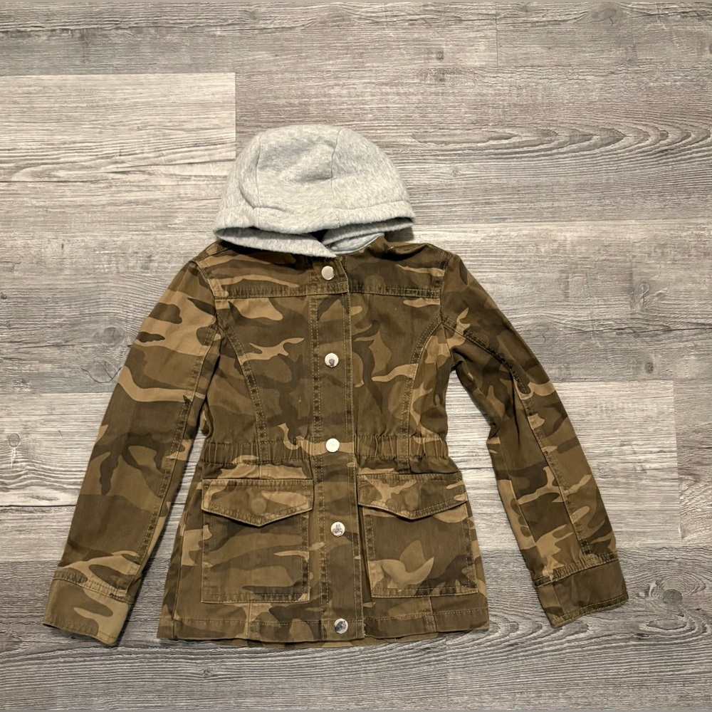 Me Jane Camouflage Kids Jacket with Gray Hoodie
Girls Size 4.